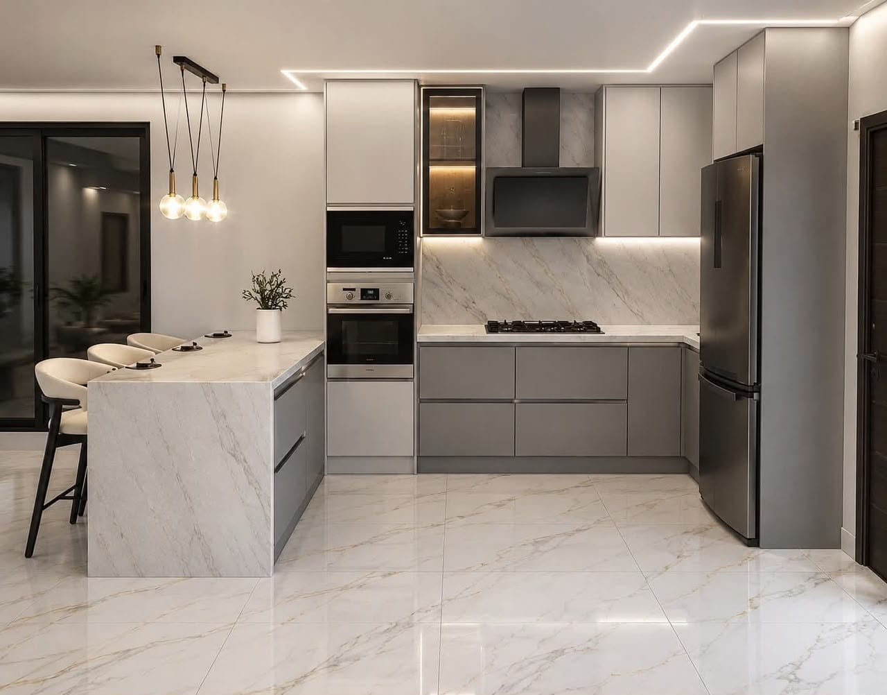 Cocina gris con barra en cascada de mármol, torre de hornos y vitrina iluminada